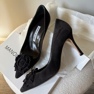 GORGEOUS Manolo Blahnik suede accent pumps, timeless, classic with box